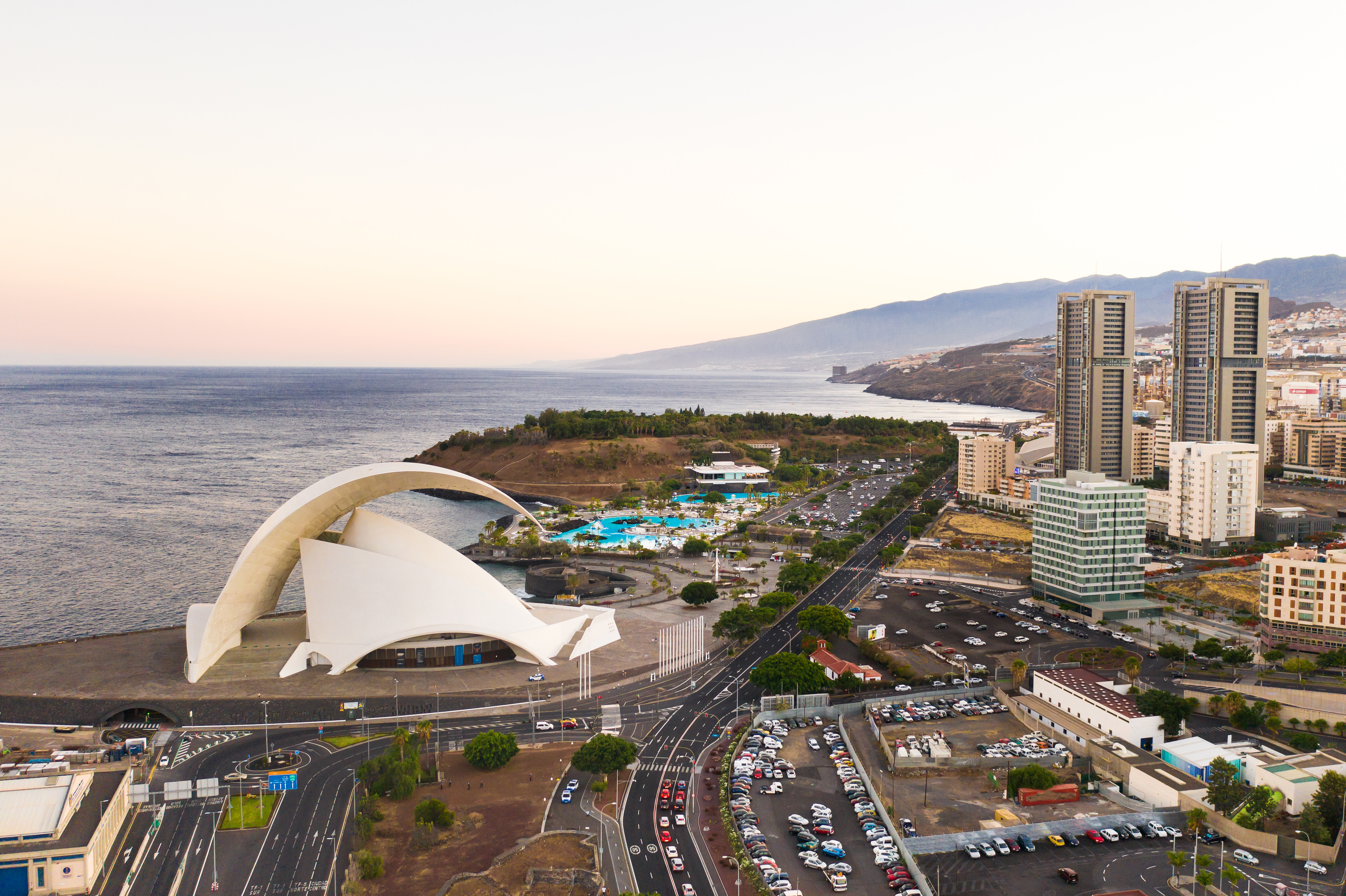 Vista urbana de Santa Cruz de Tenerife al atardecer desde una perspectiva elevada