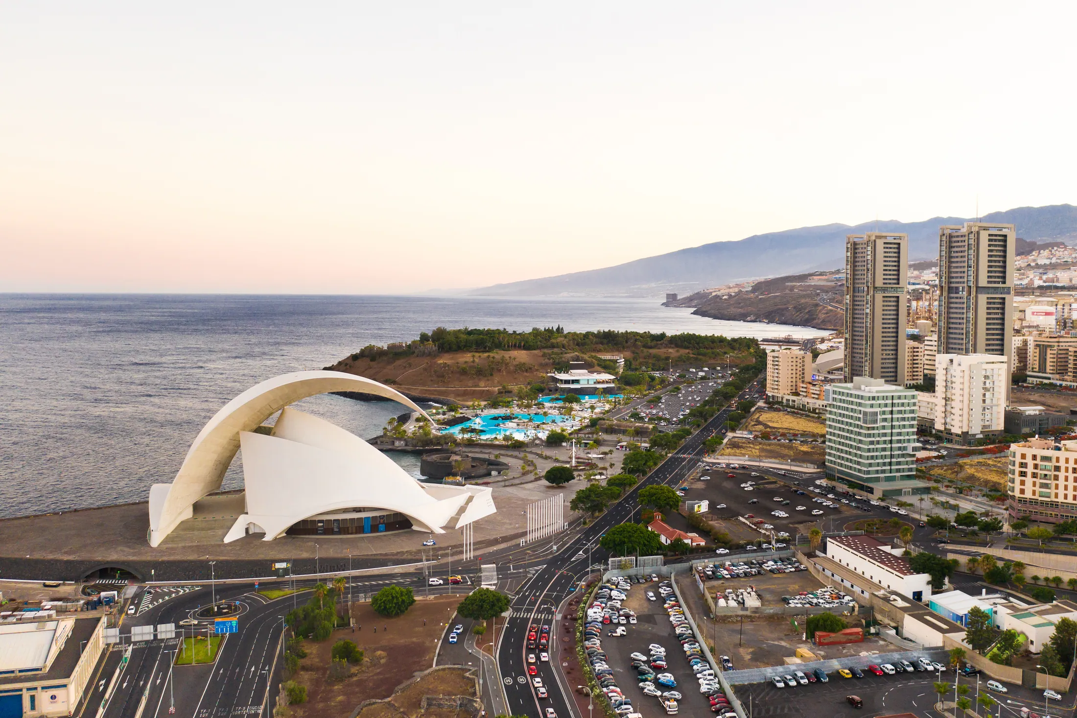 Vista urbana de Santa Cruz de Tenerife al atardecer desde una perspectiva elevada