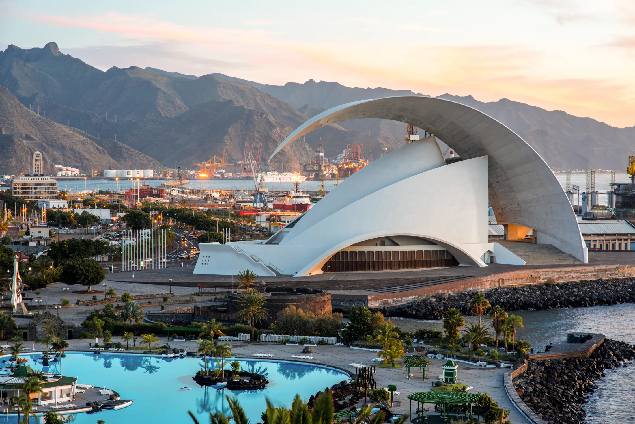 Auditorio de Tenerife y costa de Santa Cruz al atardecer