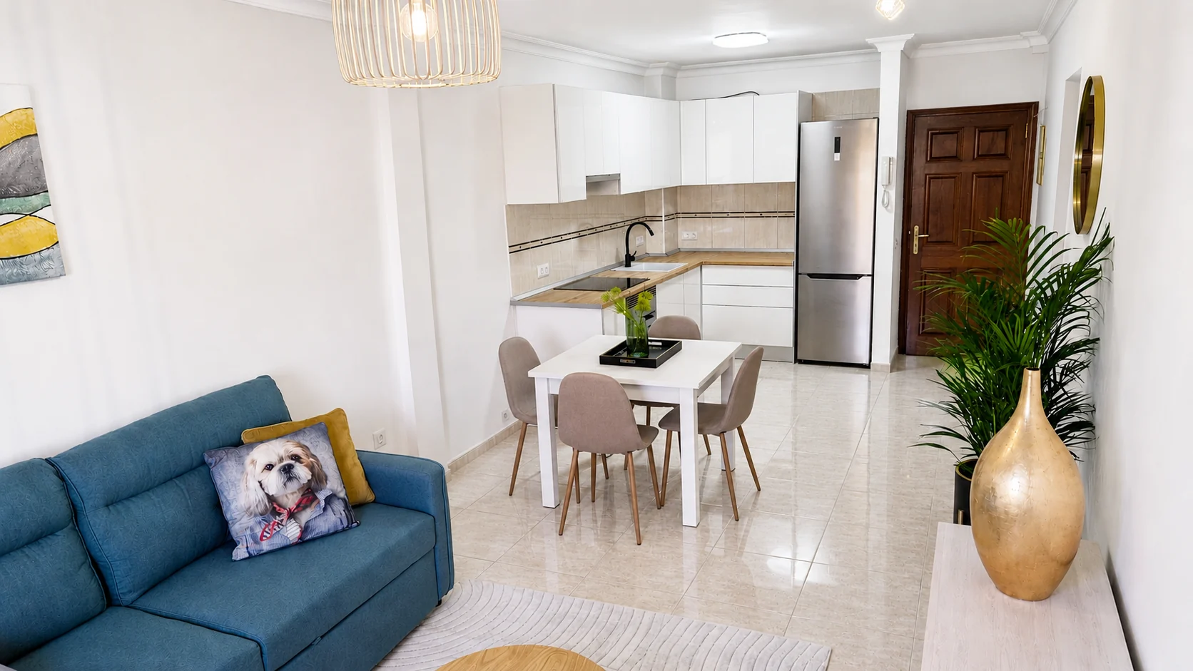 Salón comedor luminoso con cocina abierta en una vivienda en Tenerife